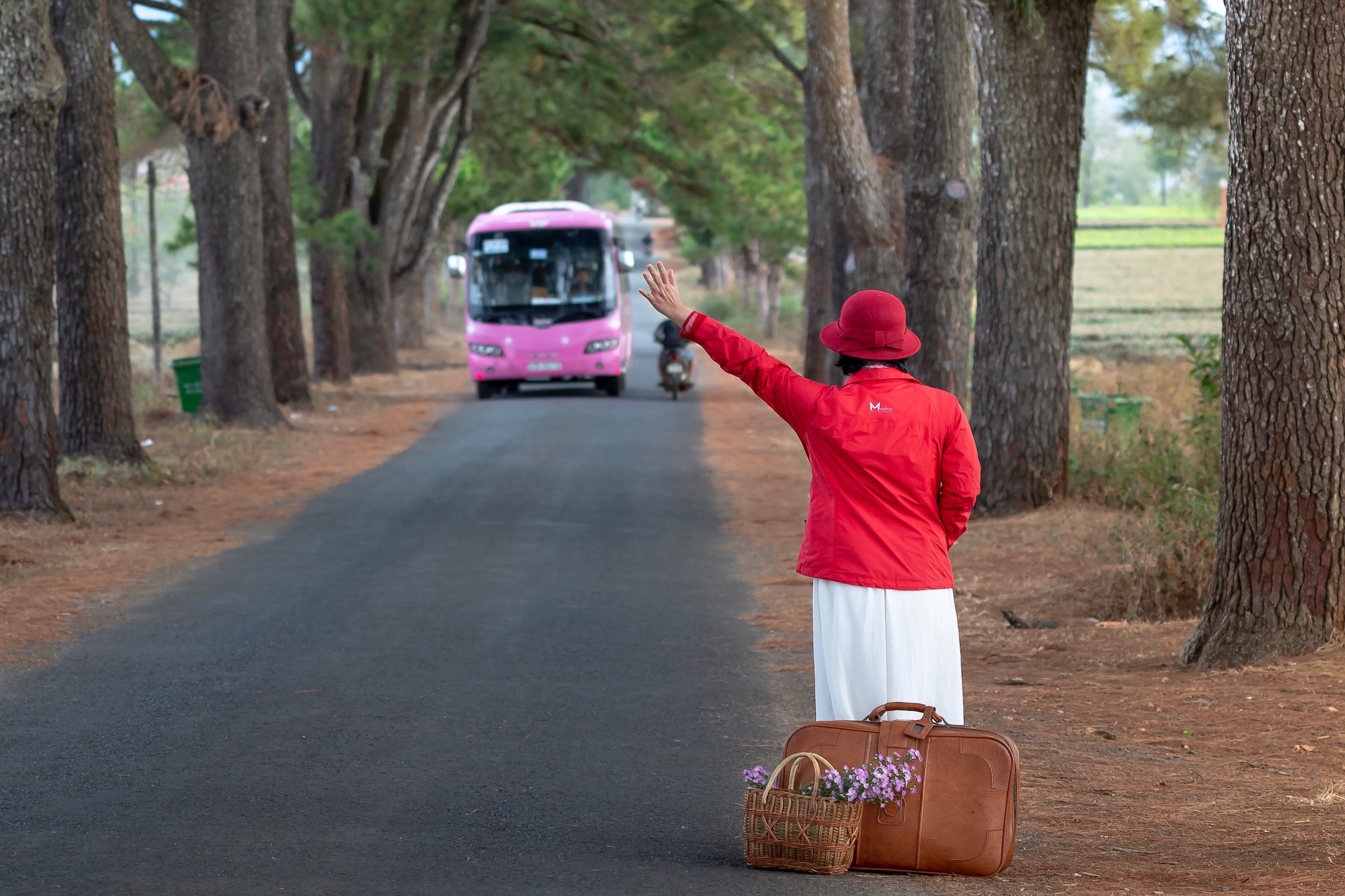 Femme qui attende le bus